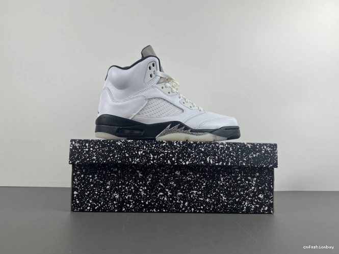 5 JORDAN AIR RETRO DD0587-110 'WHITE BLACK' 1207
